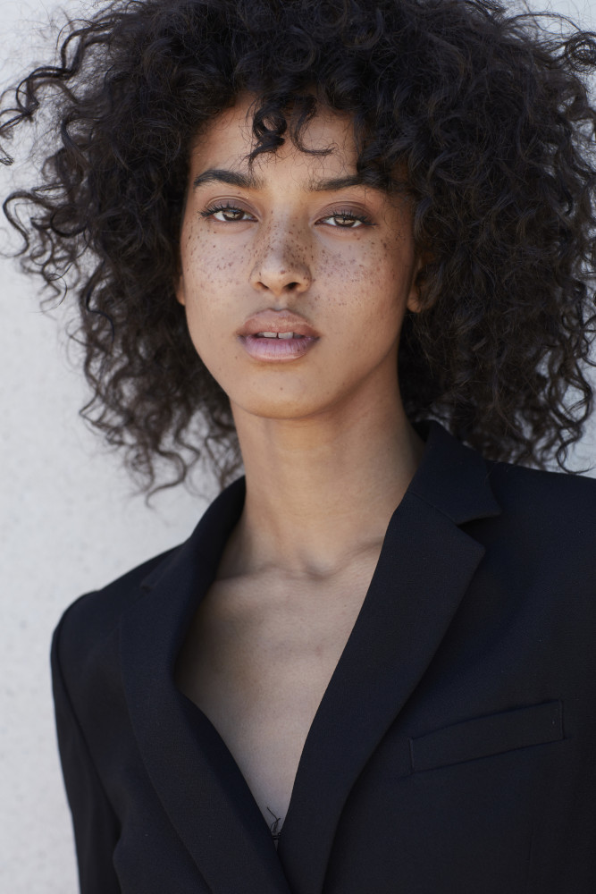 Flora Carter | MYCOMEUP Magazine